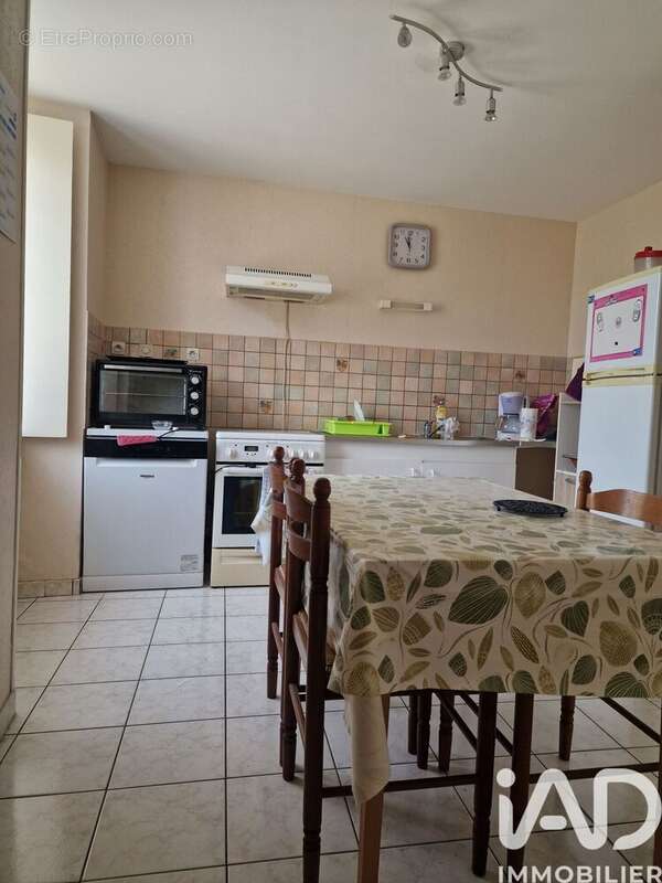 Maison 253 m² à Saint-Macaire-Du-Bois  - photo 6