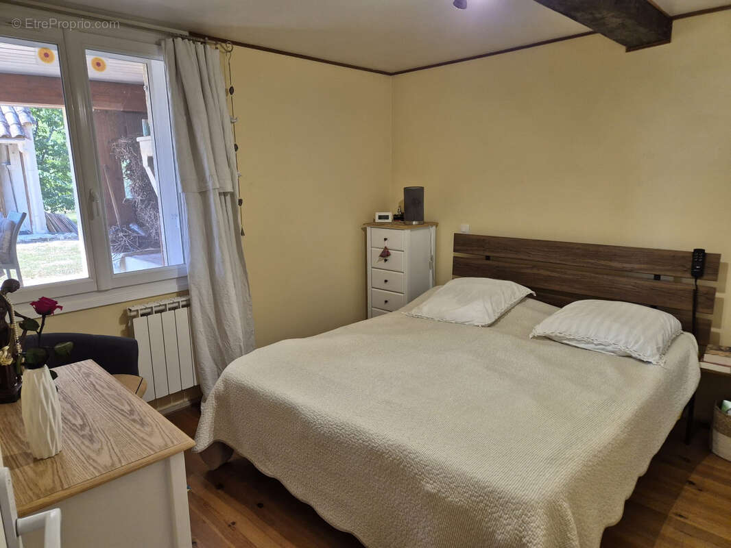 Maison de caractère de 123 m2 avec pigeonnier sur un terrain de 940 m2 - photo 7