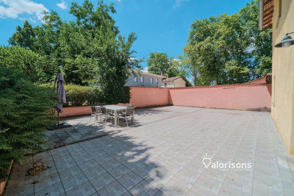 Maison 100 m² à Jons  - photo 2