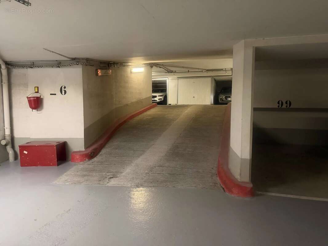 Parking à PARIS-16E