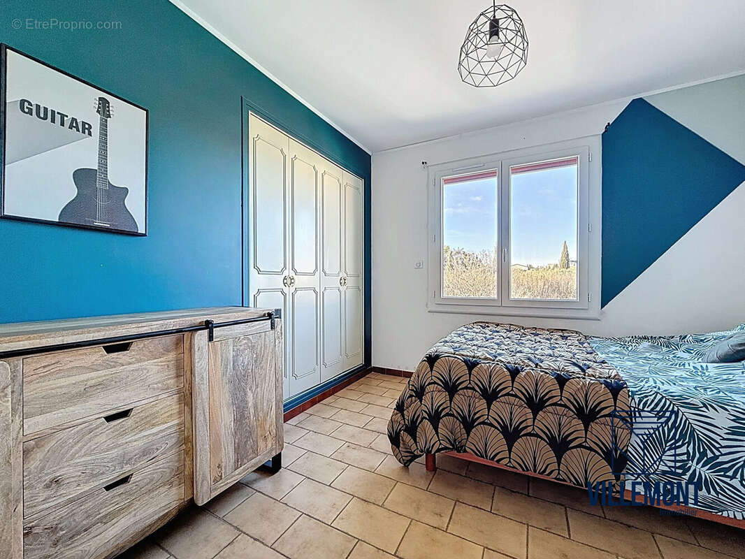   chambre 2 avec placard - Maison à LUNEL