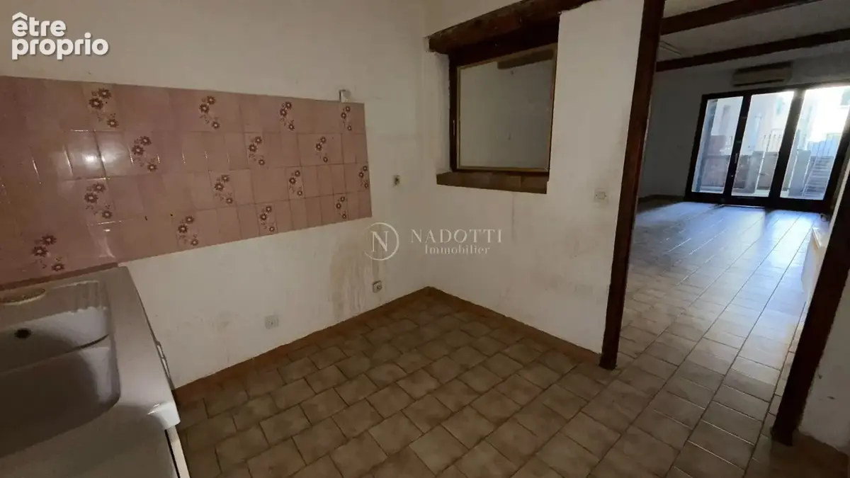 Appartement à rénover avec cour et place de parking - photo 3