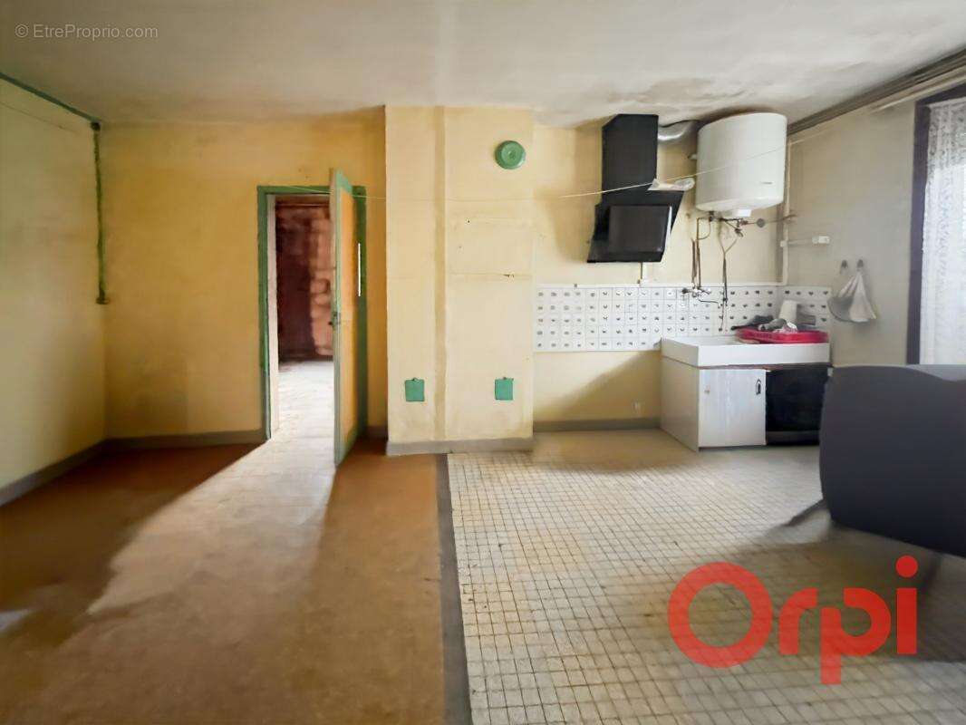 Maison à AINAY-LE-CHATEAU