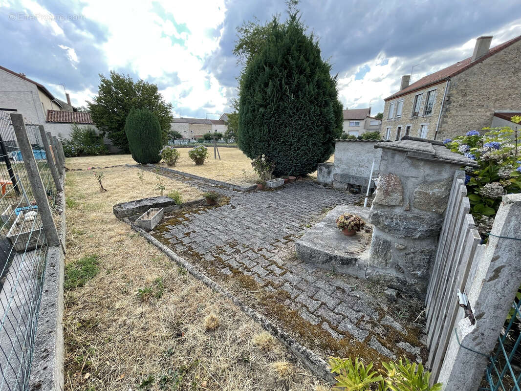 Maison en pierre mitoyenne Sainte-Sigolène - photo 3