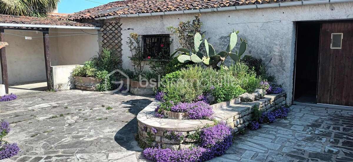Maison de plain pied de 70m2,grenier amenageable de 70m2, dependances, garage + cour fermee - photo 13