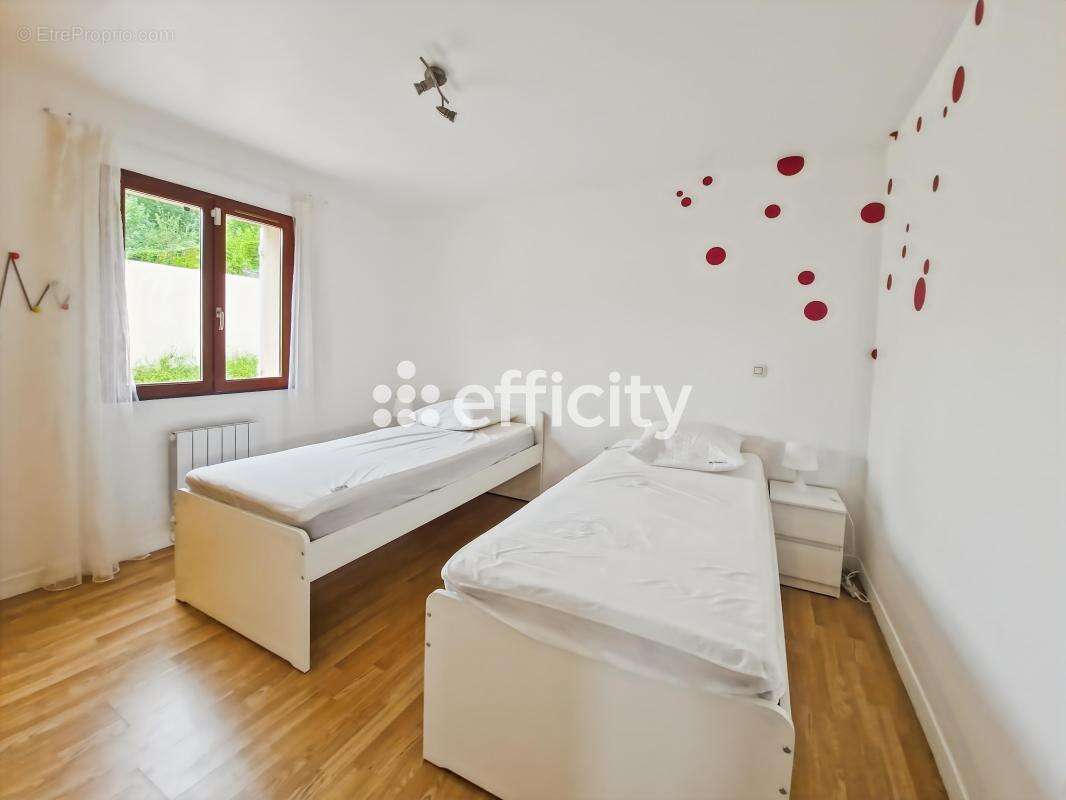 Maison à SAINT-HILAIRE-DE-LUSIGNAN