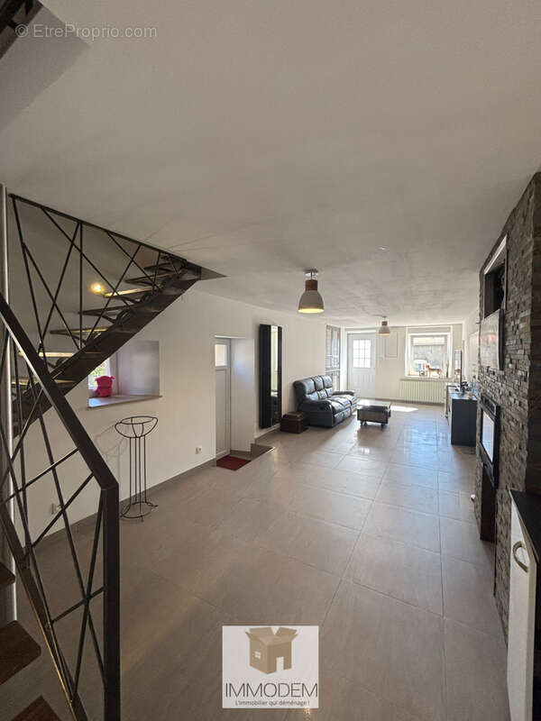 Maison entièrement rénovée avec dépendance et fort potentiel - photo 2