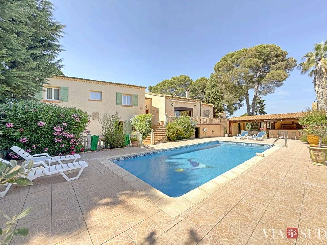 PÉZENAS, vaste villa familiale de 270 m² sur parc constructible de 4 395 m² avec piscine - photo 2