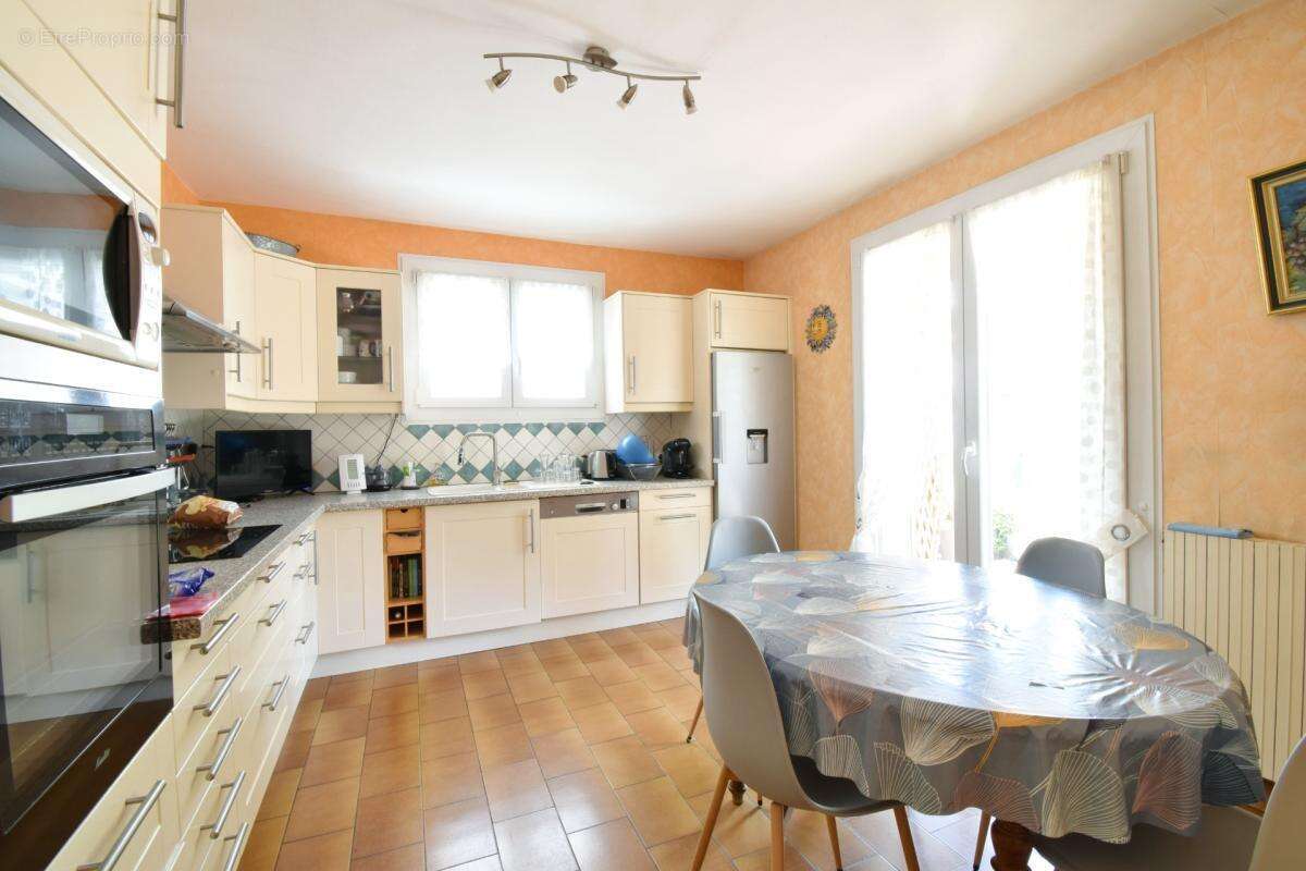 *** exclusivite *** maison familiale avec piscine jardin et double garage  *** st-georges-sur-allier 63800 *** - photo 7