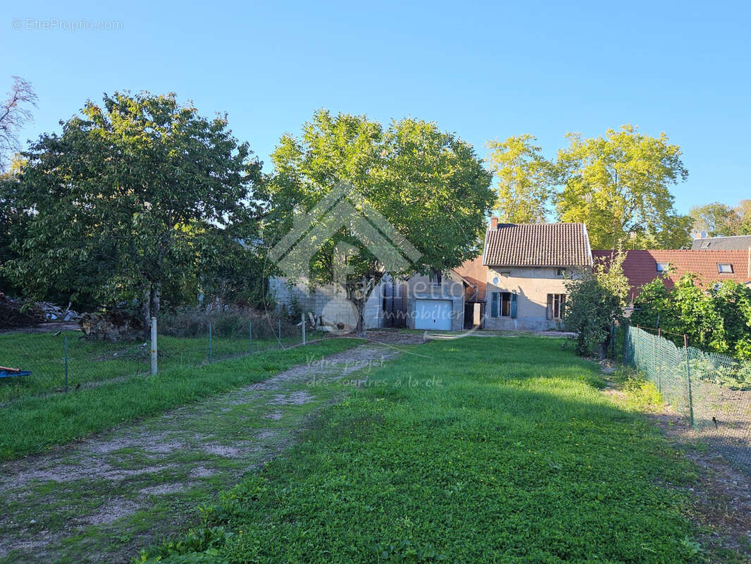 Maison à MONTAIGU-LE-BLIN
