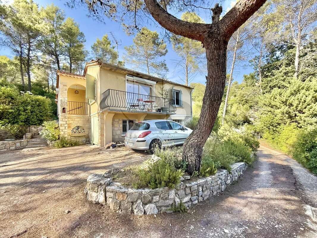 Saint-marc-jaumegarde / terrain constructible en position dominante - photo 3