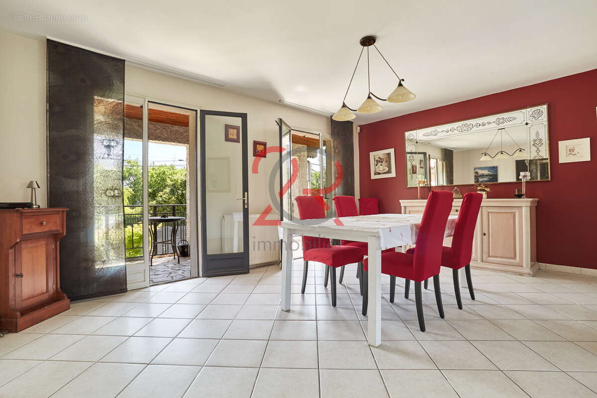 Maison familiale de 197m2 sur une parcelle totale de 691m2. - photo 3