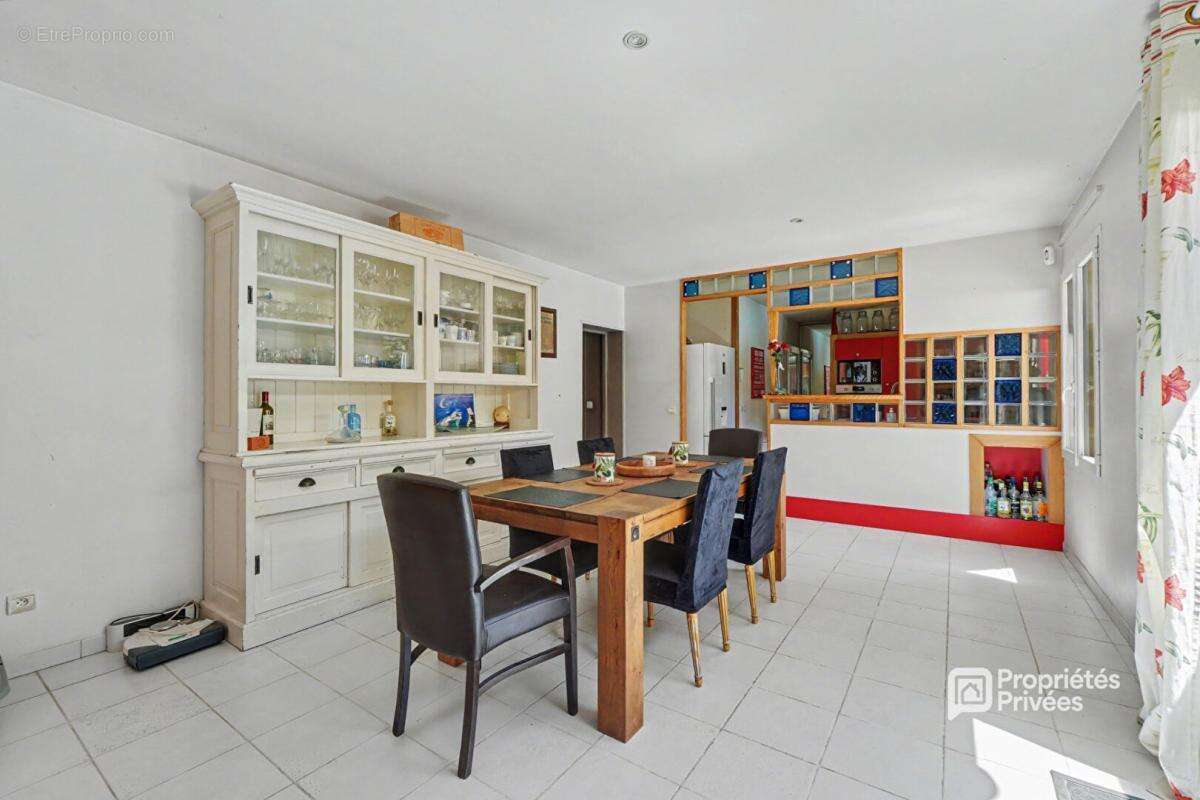 Maison Bessens ( Lapeyrière ) T6 avec piscine sur une parcelle de 5666 m2 - photo 6