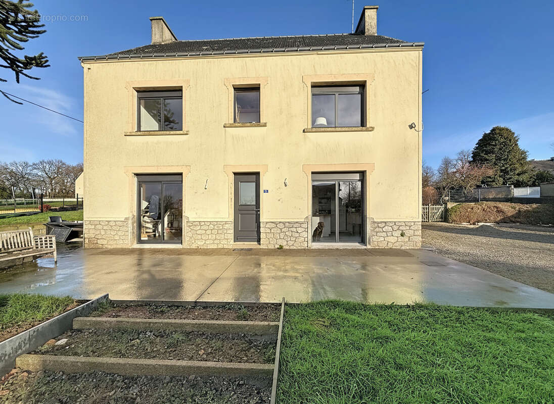 Maison à REGUINY