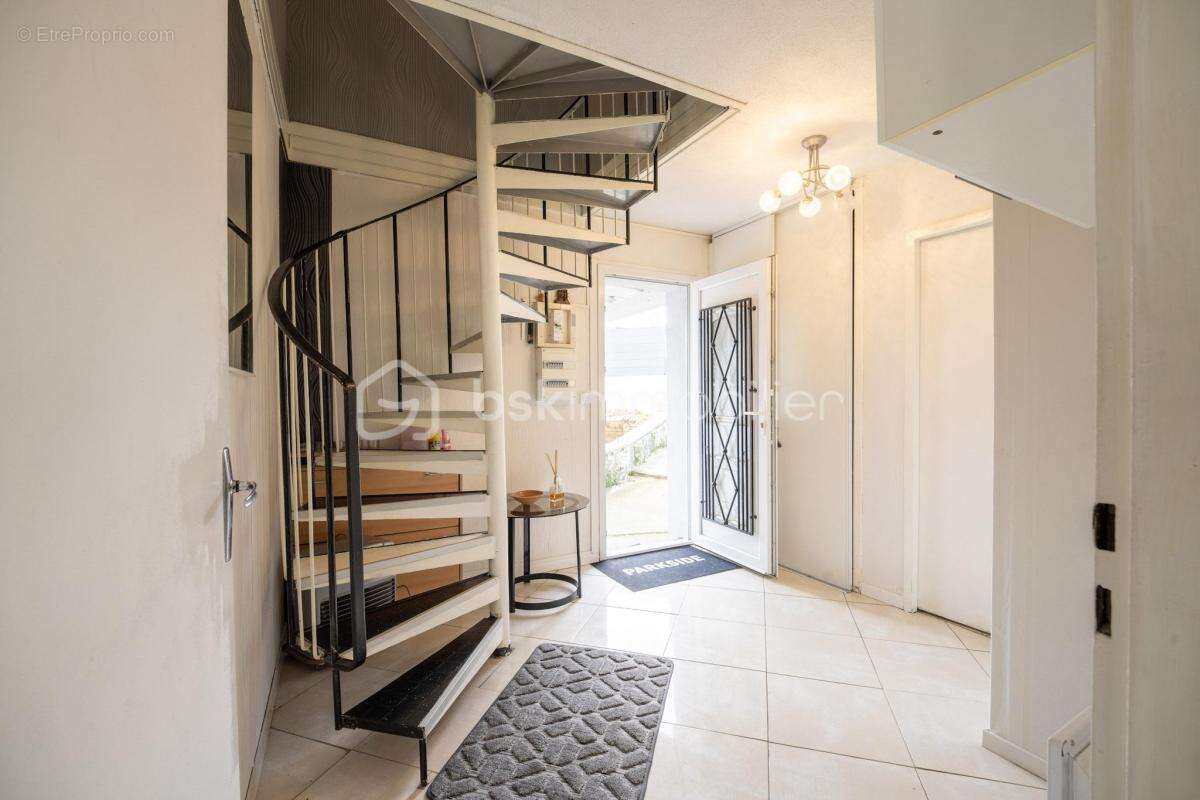 Maison 4 pièces avec jardin et garage - photo 3