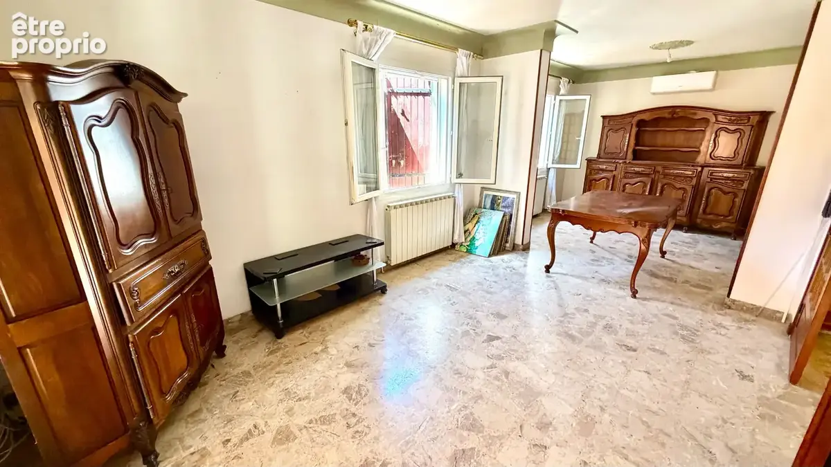Maison de plain pied sur 428 m² de jardin clos et arboré. - photo 6