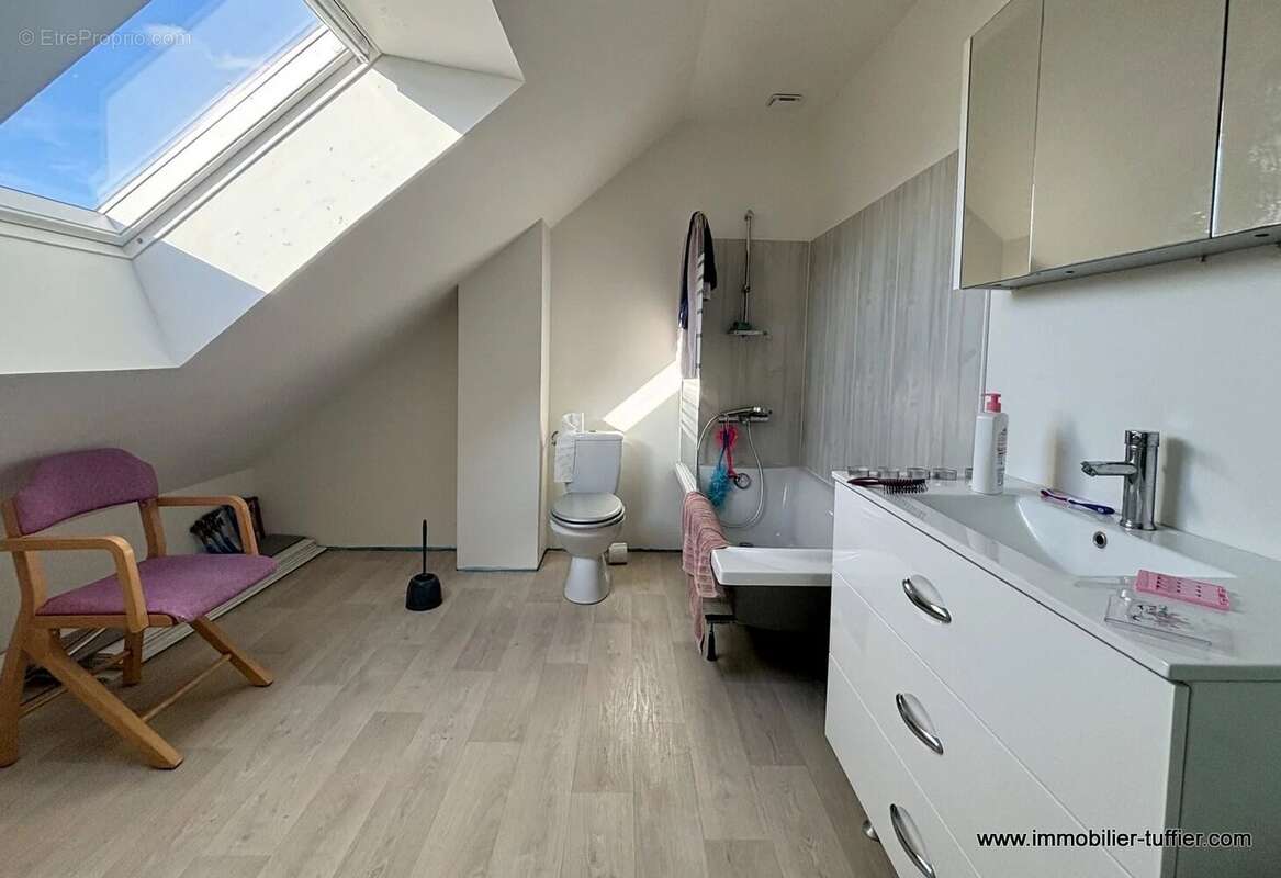 Maison à NUILLE-LE-JALAIS