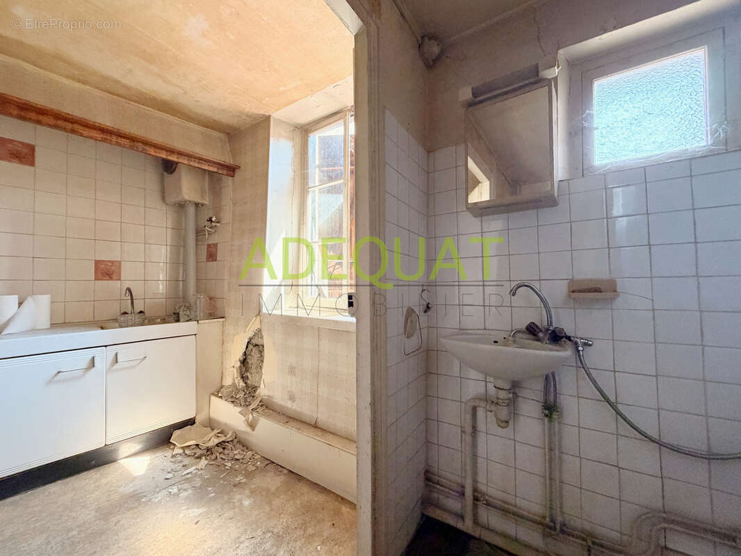 Ideal investisseurs et marchands de biens - immeuble avec combles amenageables et cave - photo 10