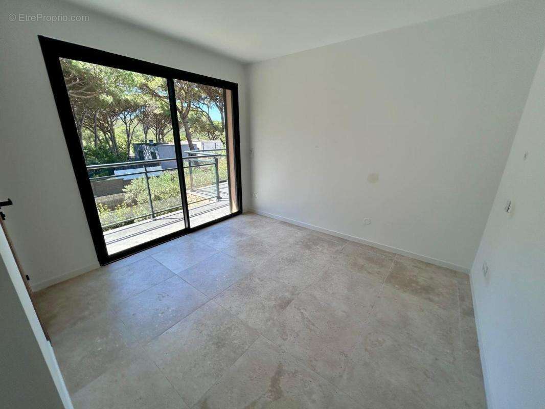 A VENDRE : Villa contemporaine neuve 175 m² – 5 chambres – Prestations haut de gamme – Saint-Raphaël / Valescure - photo 7