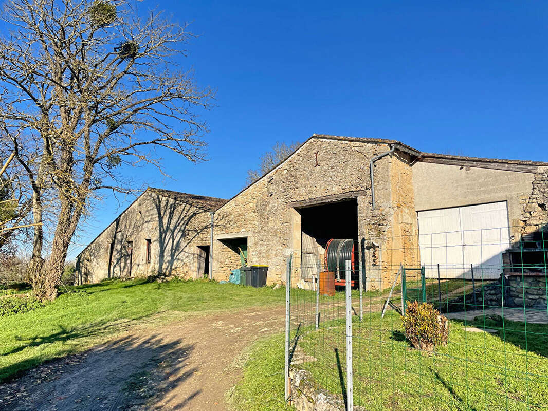 Propriété avec 2 maisons rénovées, une maison à rénover et grandes dépendances - photo 9