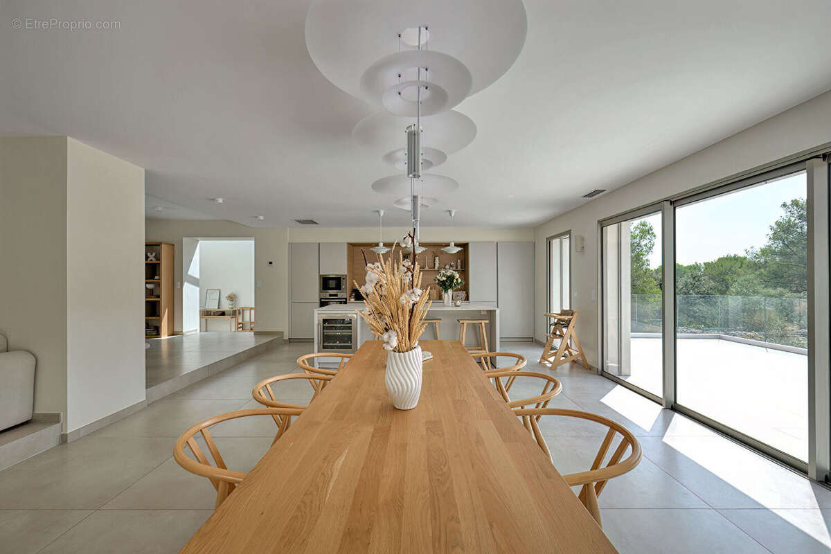 Villa Contemporaine Nimes-186 m2 + garage -Terrain 4445 m2 - photo 6