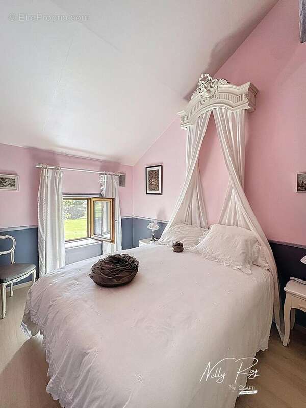 Maison 228 m² à Tizac-De-Lapouyade  - photo 4