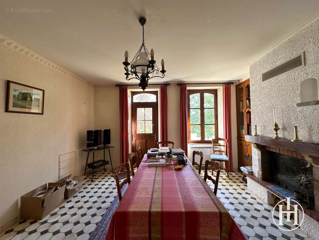 À SAISIR : Grande maison de ville avec dépendances et terrain - - photo 5