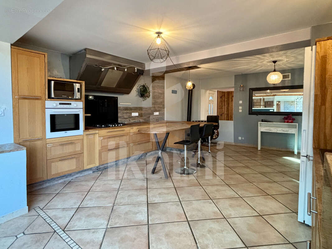 Maison à LAUDUN-L'ARDOISE