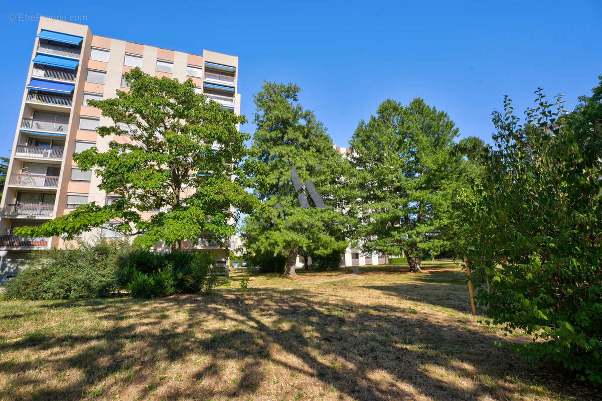 Saint-Genis-Laval   Appartement T3 73 m2 rénové avec balcon et parking - photo 14