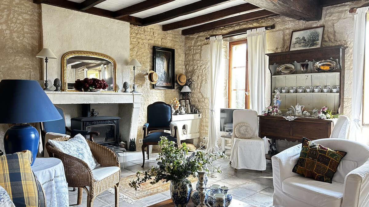 Maison à SAINT-PIERRE-DE-JUILLERS