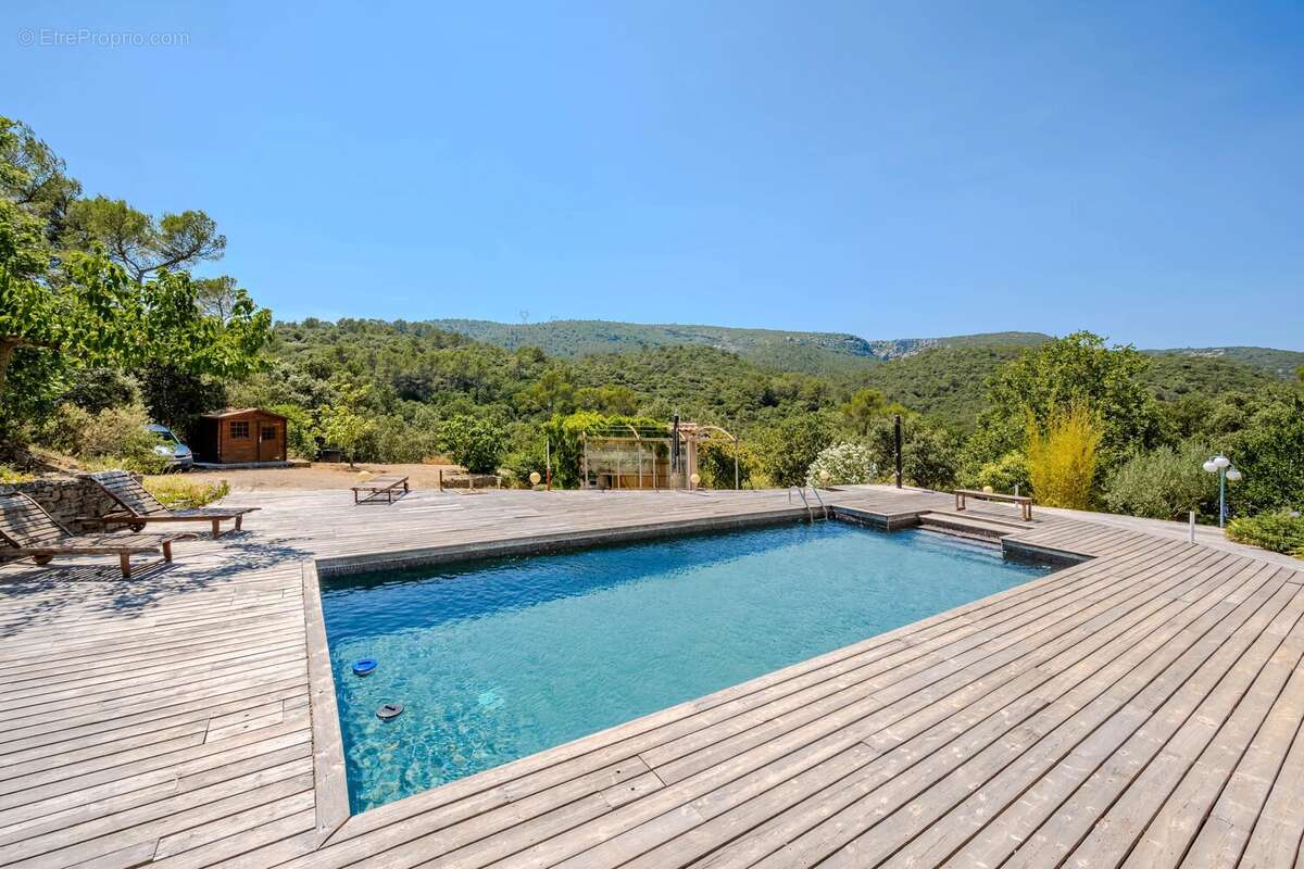 Maison familiale de 250 m² sur plus d'un hectare de terrain – Piscine – Vue dégagée – Méounes-les-Montrieux - photo 2