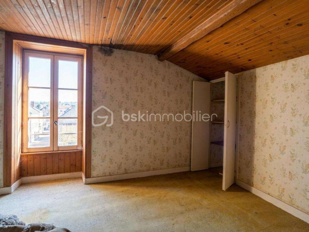 Marennes centre – Maison familiale en pierre de 145 m², 4 chambres, cour sans vis-à-vis et garage - photo 8