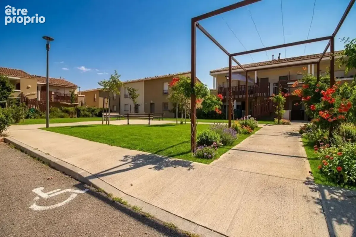 ROBION (84440) – Rare à la vente : Maison de plain-pied avec jardin, terrasse et 2 parkings au cœur du Luberon - 235.000 € - photo 4