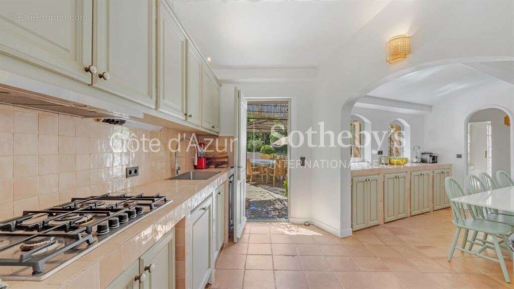 Villa provençale 210 m² avec piscine et jardin paysager proche Pampelonne - photo 8