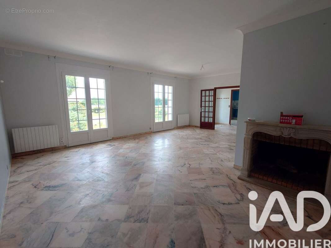Maison 122 m² à Oradour-Fanais  - photo 7