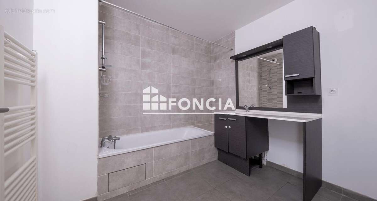 Appartement à BEAUZELLE