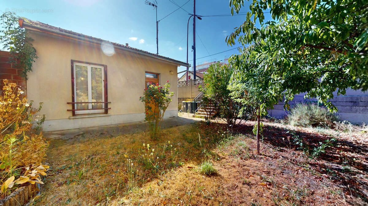 Maison 2 pièces avec beau terrain de 657 m2   Un véritable potentiel à révéler - photo 2