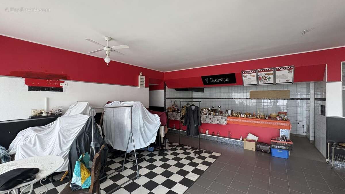 Opportunité à Saisir à Commentry (03) : Immeuble Mixte - Local Commercial + Habitation à l'Étage - photo 2