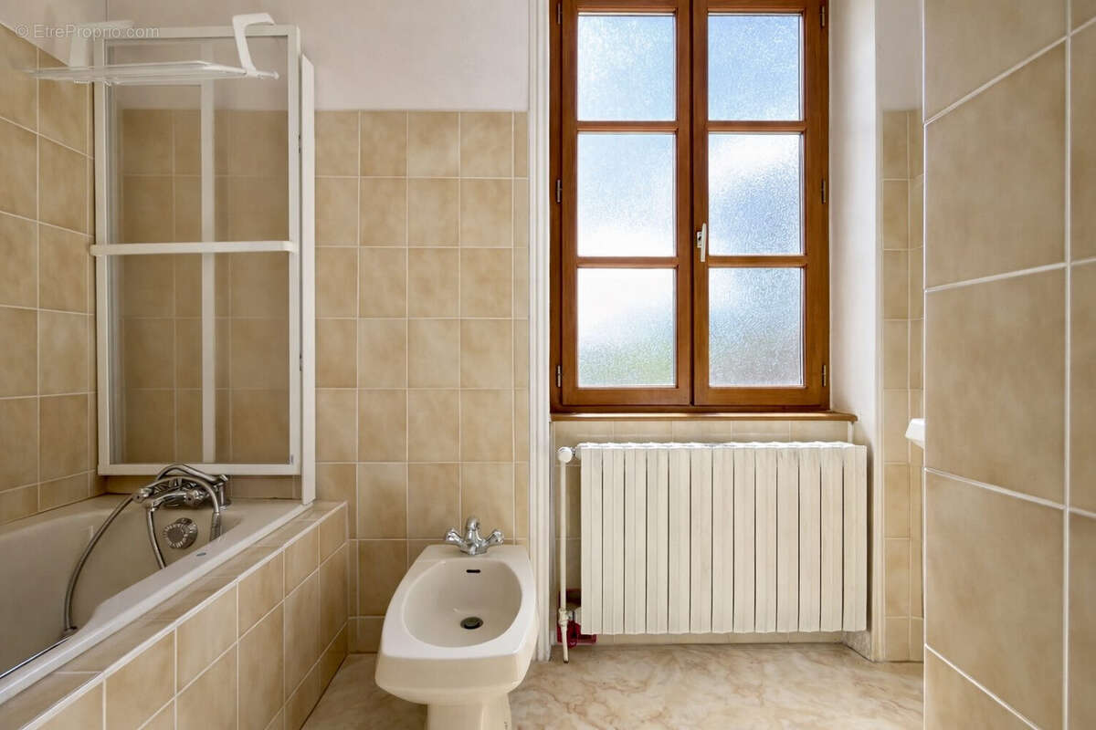 Maison 212 m² à Luzillat  - photo 7