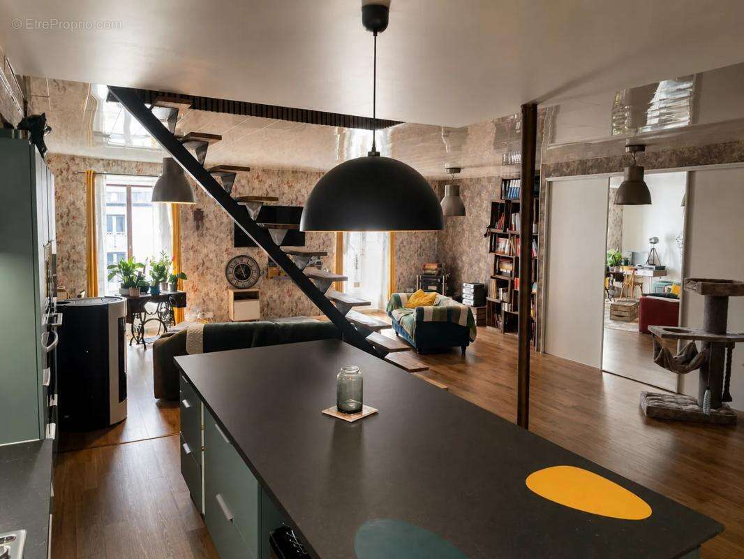 Immeuble rénové 250 m² situé à Ardes - photo 2