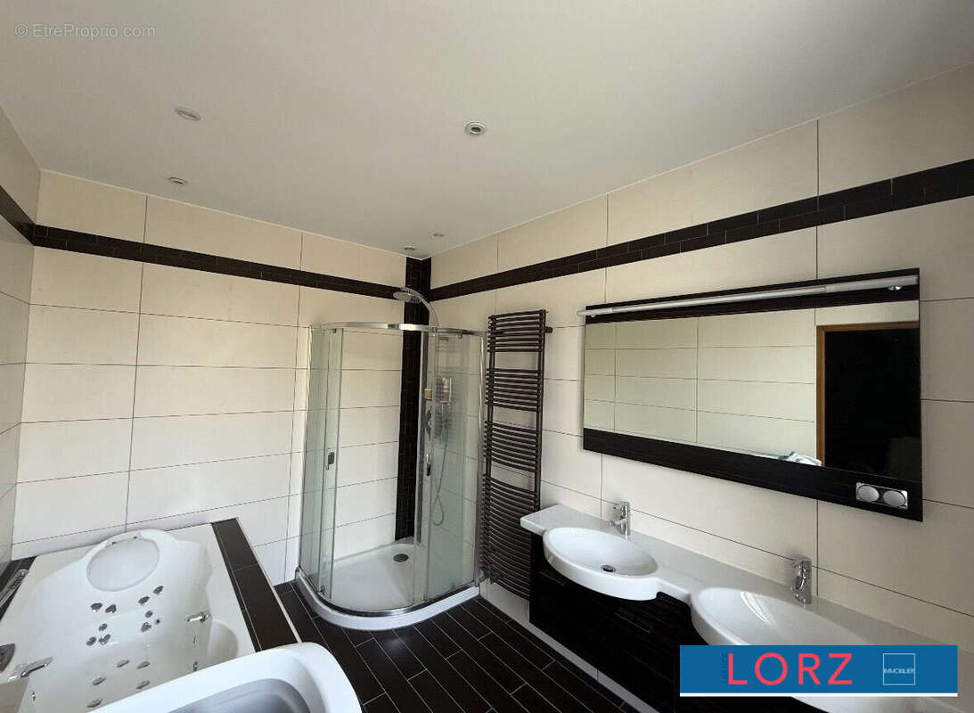 salle de bains avec douche chambre 2/1er étage - Maison à BOURGES