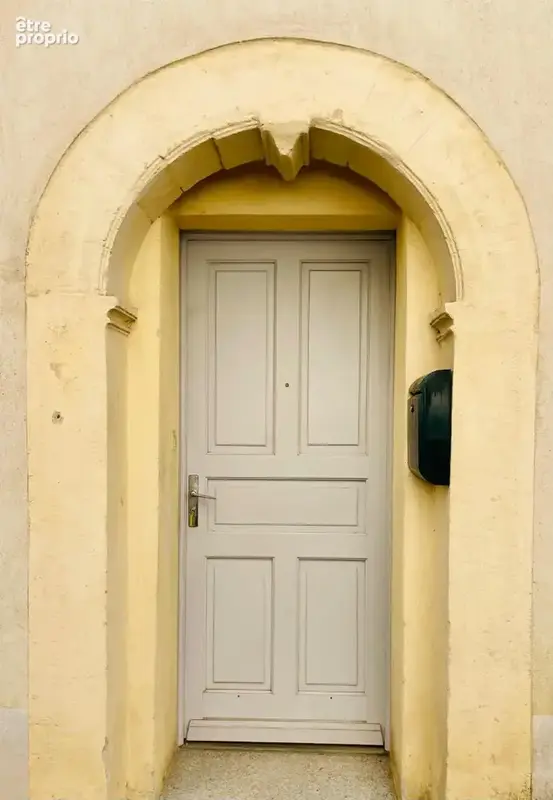 Appartement P3 en rez-de-chaussée avec cour privative, beau potentiel ! - photo 1