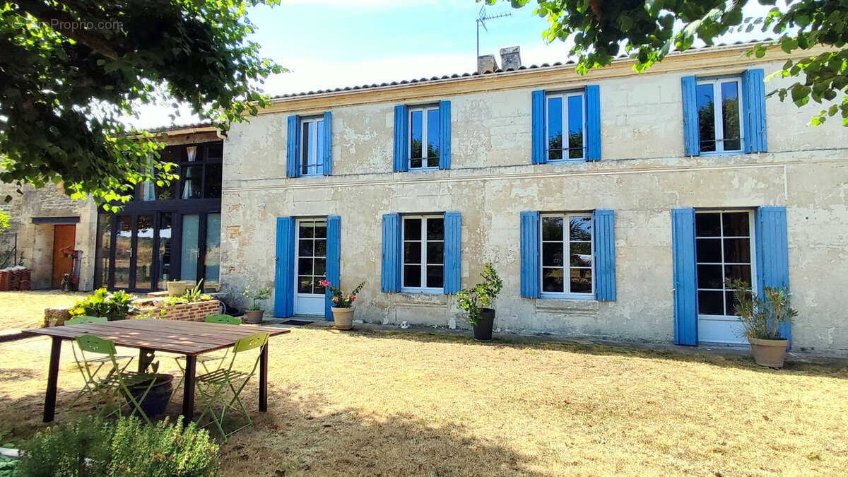 Charentaise de 220 m2, 5 chambres, dépendance, possibilité de gîte ou espace pro   Port-d'Envaux - photo 18