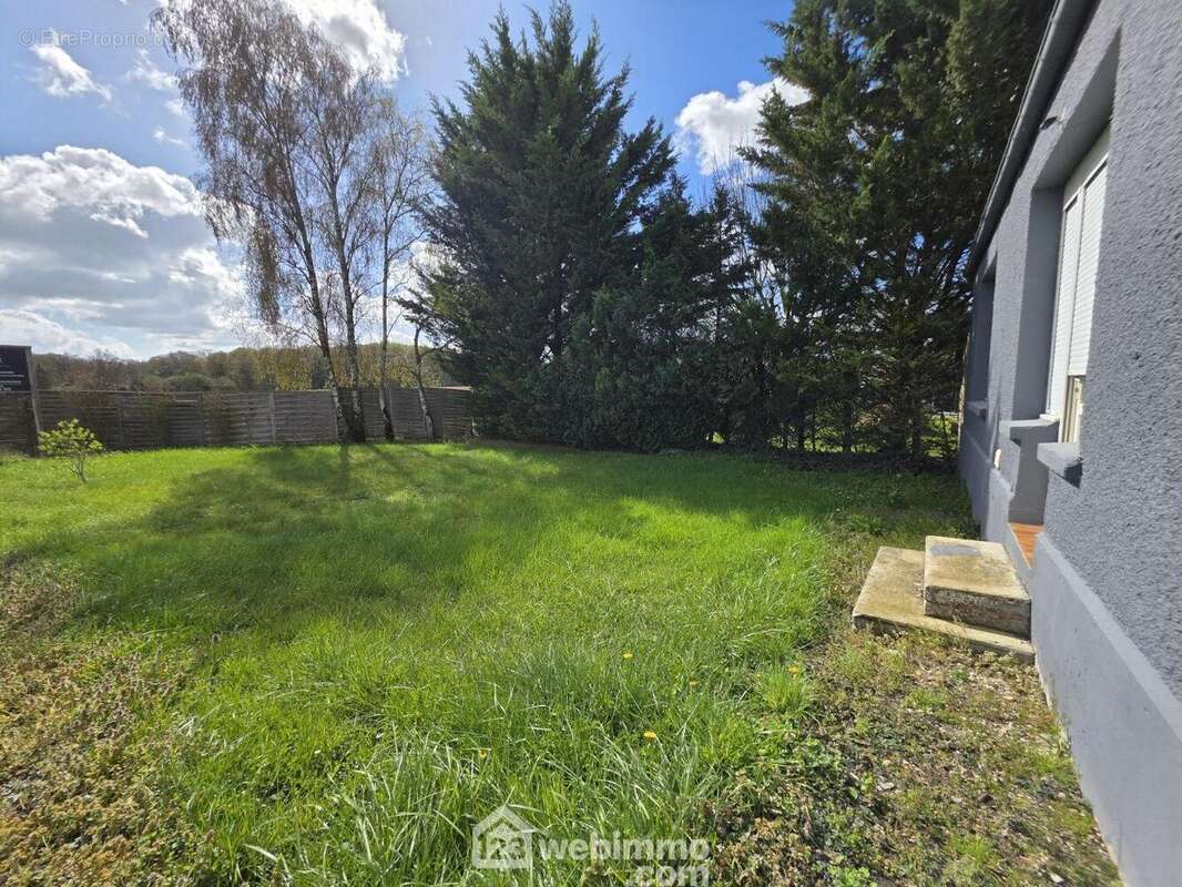 Accès direct sur un bel espace extérieur Un vrai plus pour accueillir ou développer votre activité - Appartement à LA VILLE-AUX-BOIS-LES-PONTAVERT