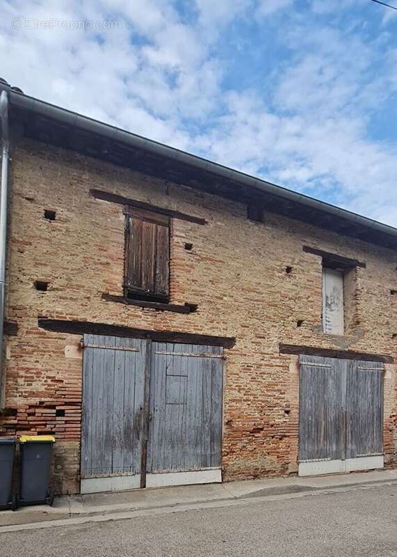 Parking à SAINT-SULPICE-SUR-LEZE