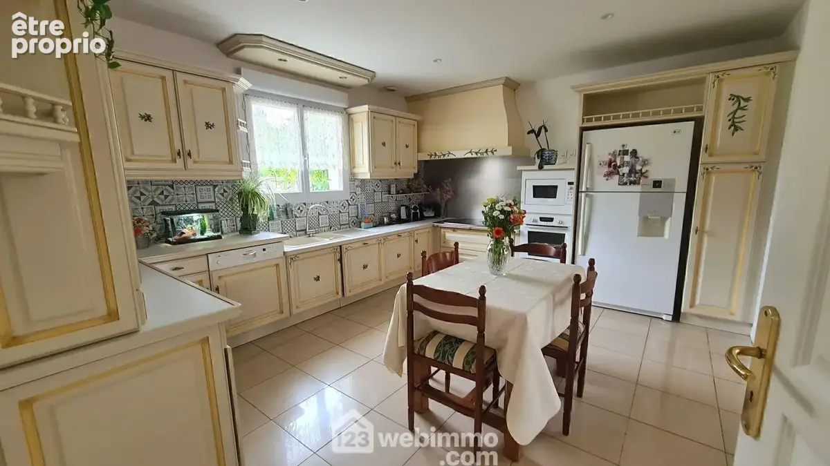 Une cuisine fonctionnelle avec son coin repas.