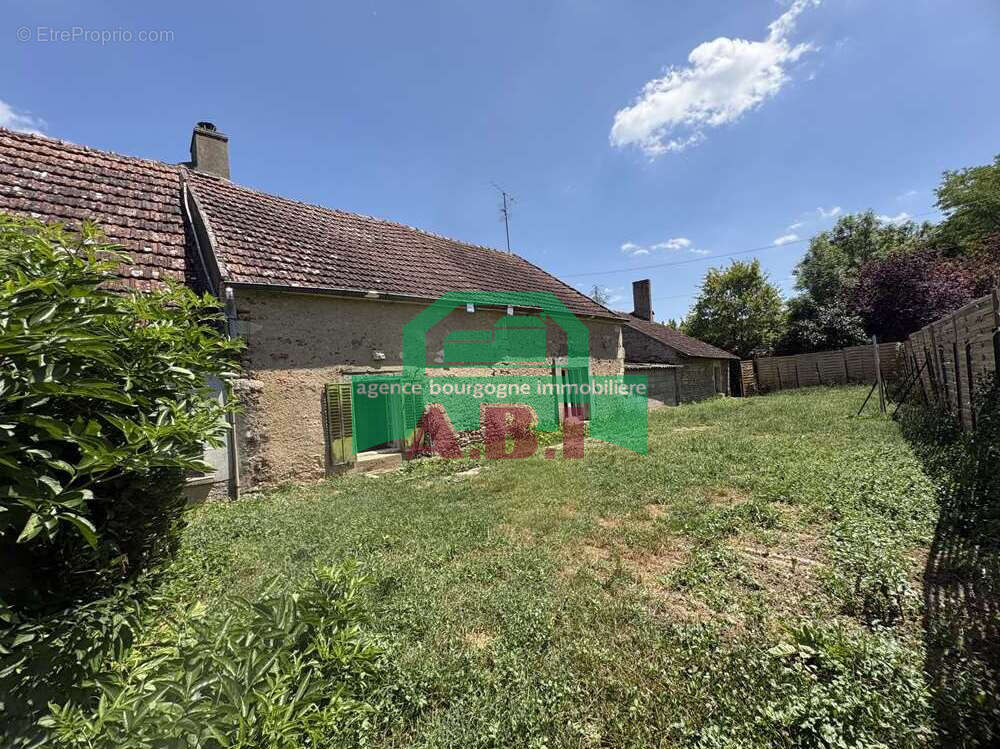 58, à 10mns Clamecy dans le charmant village de Asnois Propriété en pierre de pays avec dépendances sur 510m2 - photo 2