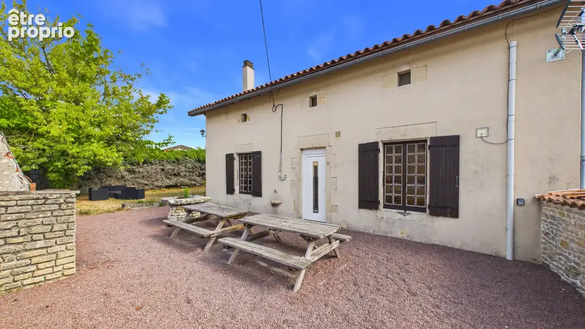 Maison de village française de caractère avec 4 chambres, jardin et dépendances - photo 2