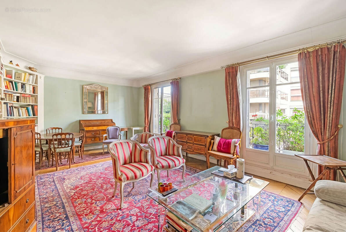 Emplacement prestigieux - haussmannien - etage eleve - balcon - photo 2