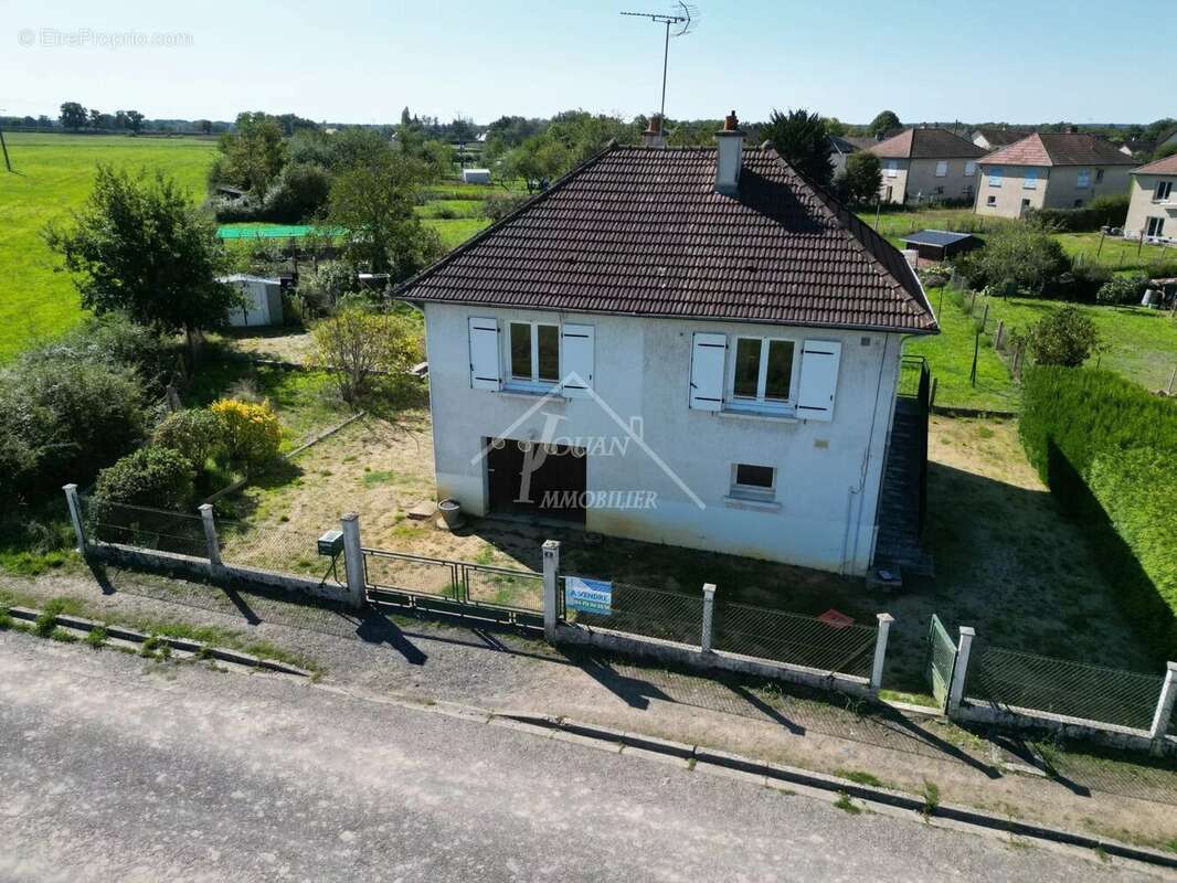 Maison à THIEL-SUR-ACOLIN